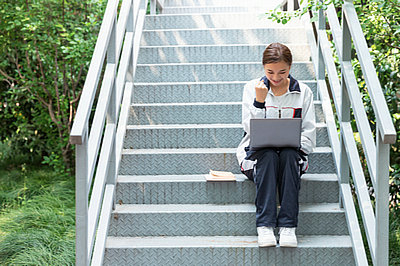本科應屆畢業(yè)生能報考山東大學在職研究生嗎？