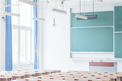 報考2019年對外經(jīng)濟貿(mào)易大學(xué)在職研究生要在什么時候上課？