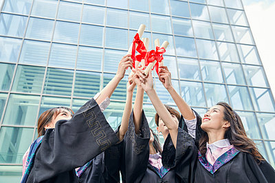 知道中國傳媒大學(xué)在職研究生分?jǐn)?shù)線是多少嗎？好考嗎？
