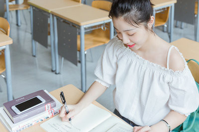 報考應(yīng)用經(jīng)濟(jì)學(xué)在職研究生需要到校上課嗎？
