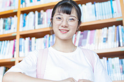 對(duì)外經(jīng)濟(jì)貿(mào)易大學(xué)在職研究生拿證容易嗎？