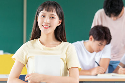 想要就讀中南財經(jīng)政法大學(xué)在職研究生該怎么進行報考？