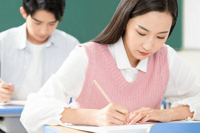 新疆大學(xué)在職研究生學(xué)費(fèi)學(xué)制是多少？