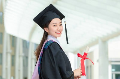 攻讀新疆大學在職研究生報考時間是什么時候？