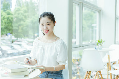 哈爾濱醫(yī)科大學在職研究生學費大概多少一年？