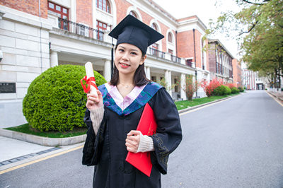 大專報(bào)考上海對(duì)外經(jīng)貿(mào)大學(xué)在職研究生有畢業(yè)證嗎？