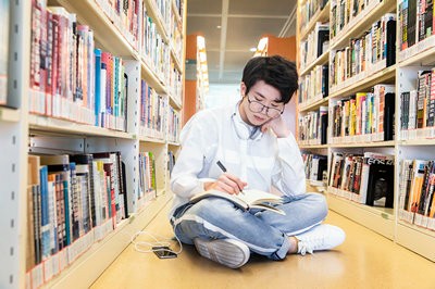 本科報考天津醫(yī)科大學在職研究生有工作年限的要求嗎？