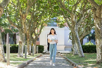 自考本科可以就讀西華師范大學(xué)在職研究生嗎？