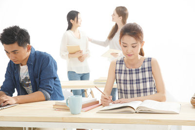 本科報考西安石油大學(xué)在職研究生有工作年限的要求嗎？