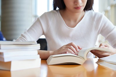 2024年西南政法大學在職研究生考試時間及科目是什么？