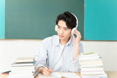 報考北京郵電大學(xué)在職研究生對年齡有限制嗎？