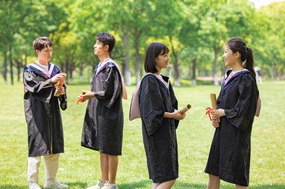 報考云南財經(jīng)大學在職研究生對年齡有限制嗎？