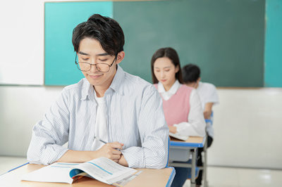 廣州大學在職研究生考試時間和全日制一樣嗎？