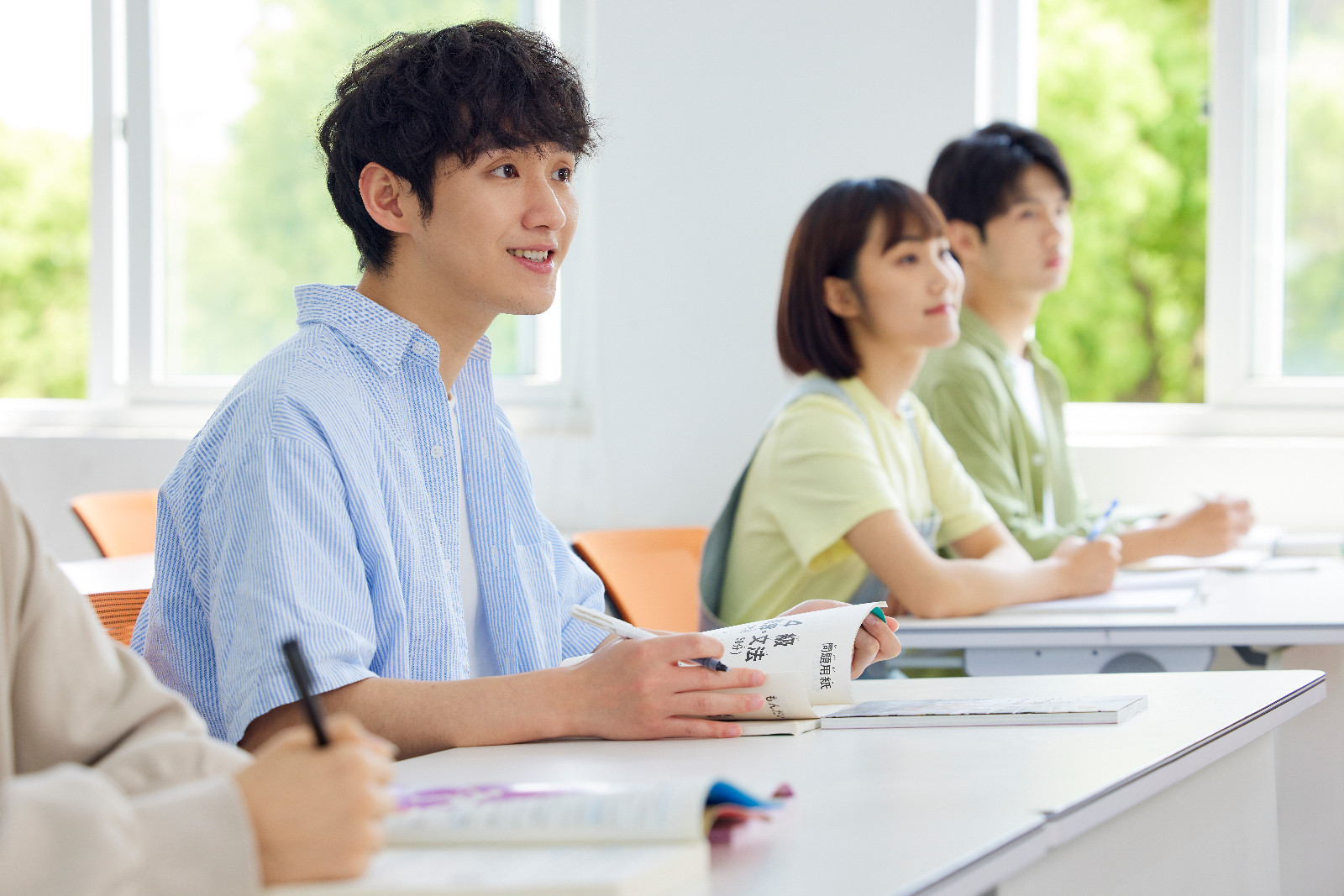 本科有學(xué)位如何報考中央民族大學(xué)在職研究生？