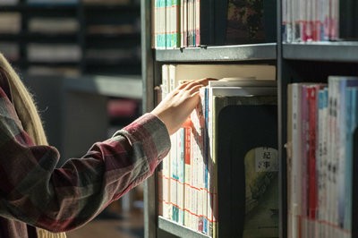本科沒學(xué)位能不能報考2024年對外經(jīng)濟(jì)貿(mào)易大學(xué)在職研究生？