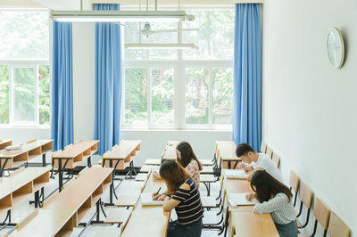 西安外國語大學在職研究生報名時間是在幾月份，上課時間怎么安排？