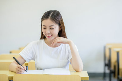渤海大學(xué)在職研究生報名時間是在幾月份，上課時間怎么安排？
