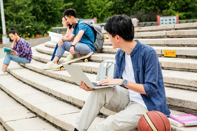 報考2025年北京外國語大學在職研究生上課方式是什么？
