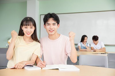 報考湖北中醫(yī)藥大學在職研究生對年齡有限制嗎？