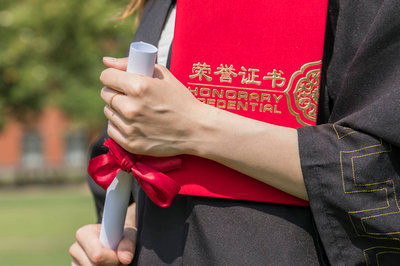 河南財經(jīng)政法大學在職研究生和全日制讀研一樣嗎？