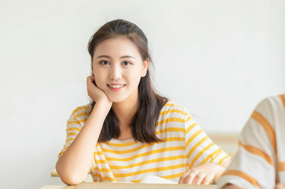 攻讀西方經(jīng)濟(jì)學(xué)在職研究生必須要去學(xué)校上課嗎？