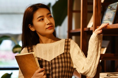 深圳大學(xué)在職研究生考試通常是在什么時間？