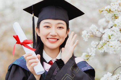 攻讀旅游管理在職研究生必須要去學(xué)校上課嗎？