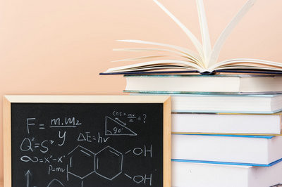 每年中國政法大學在職研究生報名時間是幾月份？
