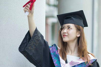 報(bào)考中國(guó)政法大學(xué)在職研究生證書容易拿到嗎？