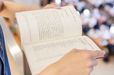 2023年上海對外經(jīng)貿(mào)大學在職研究生論文答辯通過率高嗎？