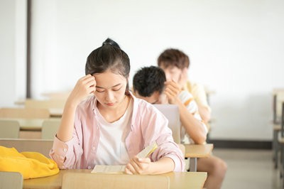 江西財經(jīng)大學(xué)在職研究生可以報考公務(wù)員嗎？